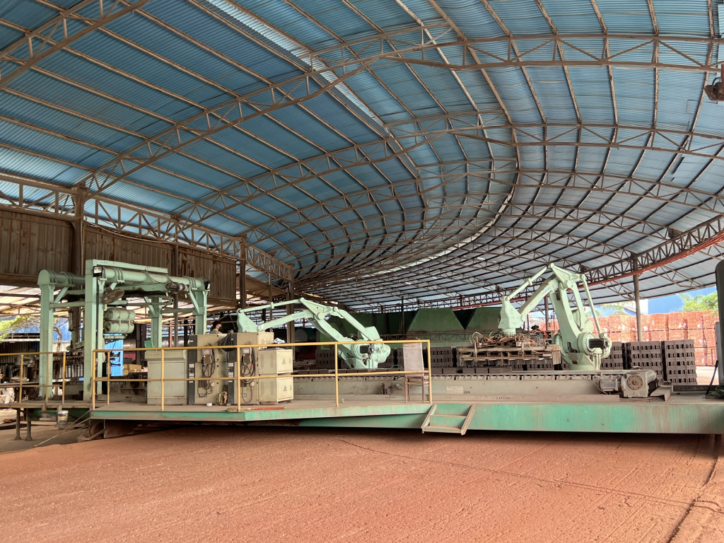 Rô bốt gắp gạch được đưa vào sử dụng tại Nhà máy Gạch Xanh, Công ty CP Hoàng Hà.