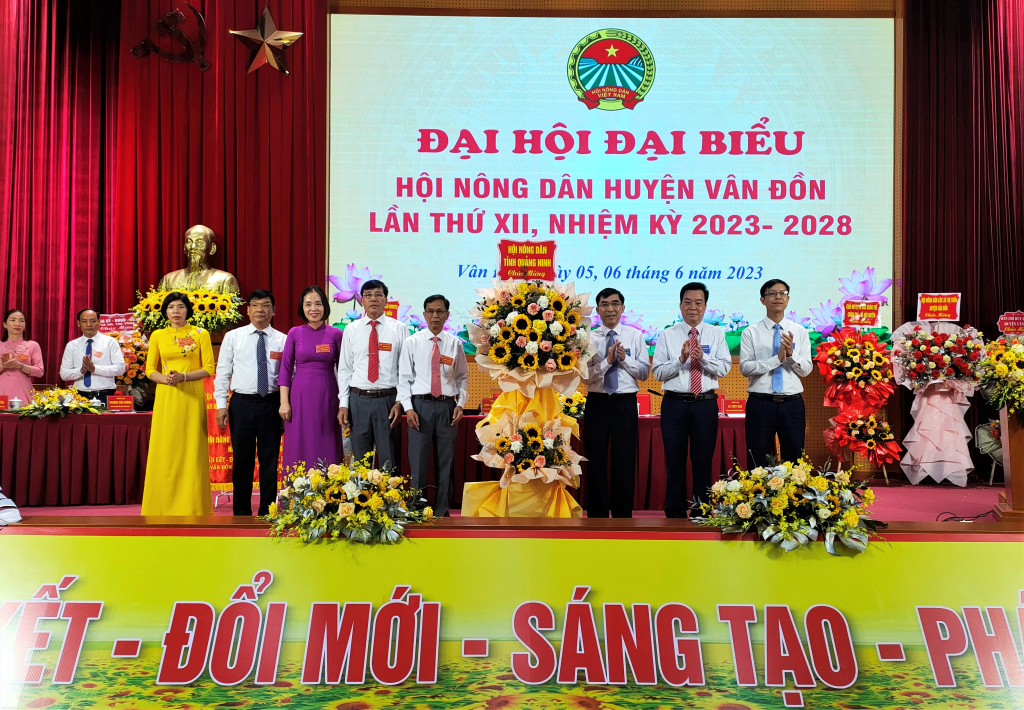 Lãnh đạo Hội Nông dân tỉnh tặng hoa chúc mừng Đại hội