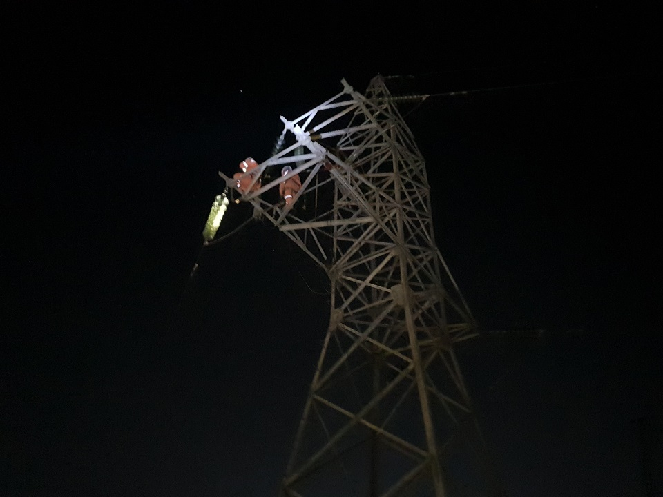 Công nhân Đội quản lý vận hành lưới điện cao thế Quảng Ninh khắc phục sự cố. Ảnh: Ngọc Lan