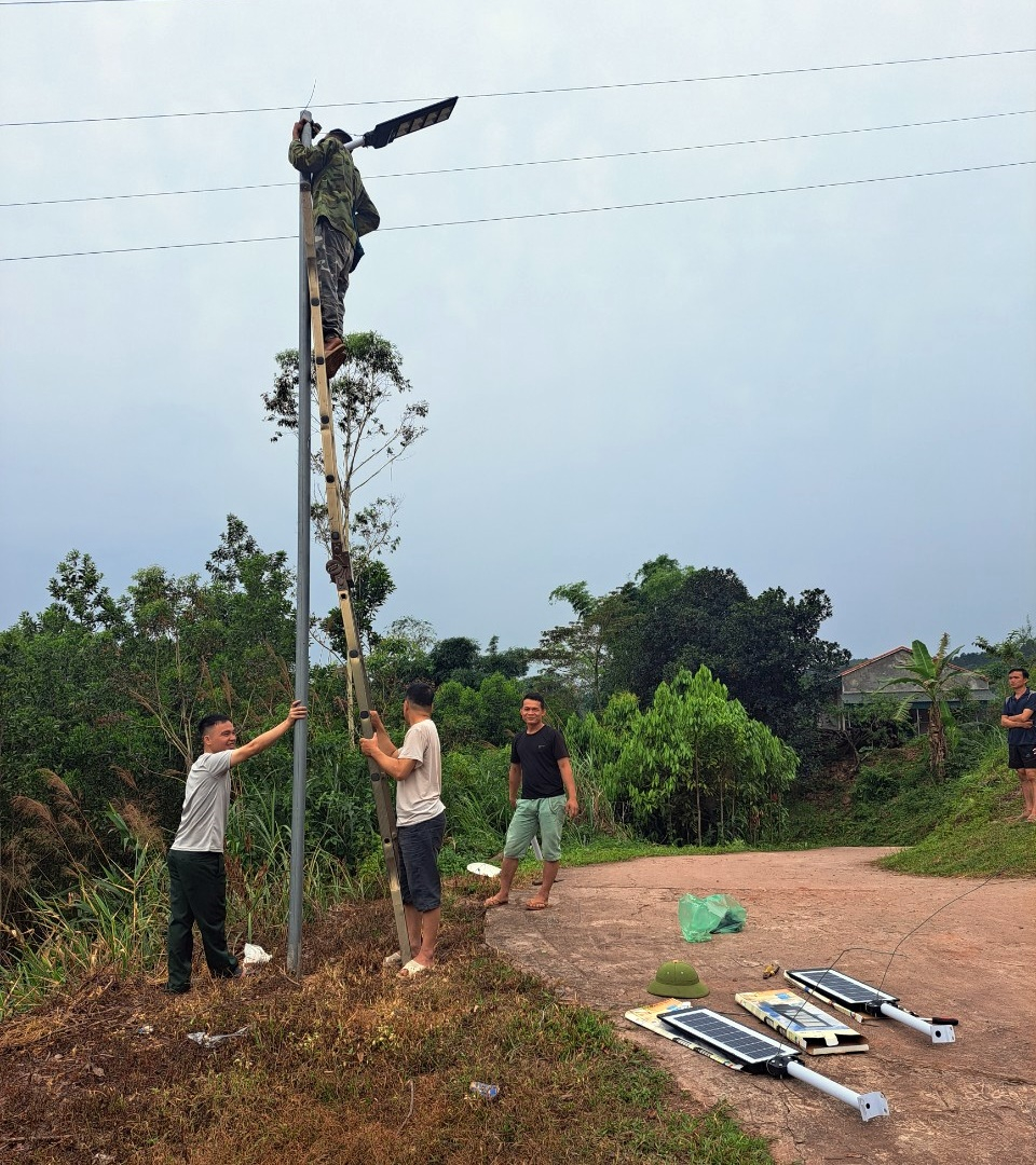 Hội CCB huyện Tiên Yên tiến hành lắp mới 20 bóng đèn năng lượng mặt trời tại thôn Khe Ngàn và thôn Khe Mươi (xã Đại Dực) tháng 4/2023.