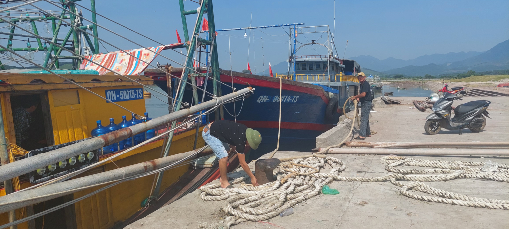 Ngư dân chuẩn bị ngư lưới cụ tại Khu neo đậu tàu thuyền Tiến Tới, xã Đường Hoa để cho chuyến khai thác trên biển