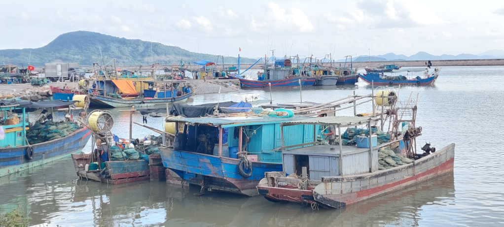 Tàu thuyền neo đậu tại cảng Ghềnh Võ, thị trấn Quảng Hà