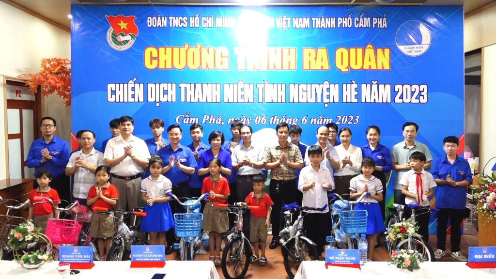 Chương trinh Lễ ra quân đã tặng 8 xe đạp cho 8 em học sinh có hoàn cảnh khó khăn trên địa bàn từ nguồn xã hội hóa