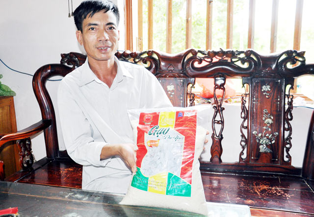Anh Tạ Ngọc Tuấn, Giám đốc HTX Tuấn Hùng bên sản phẩm bao Bao Thai của mình. Ảnh cơ sở cung cấp.