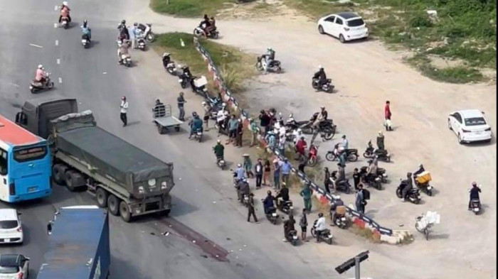 Xe đầu kéo đâm xe máy ở vòng xuyến QL1A tránh TP Thanh Hóa, 1 người tử vong 1