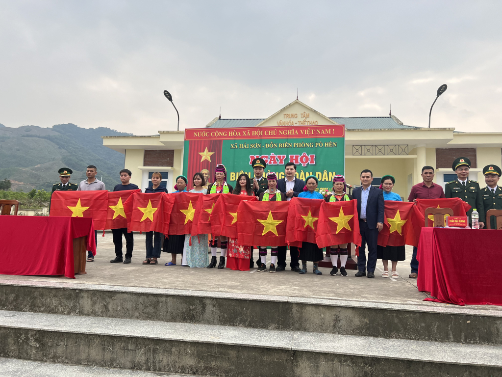 Đồn BP Pò Hèn và Đồn BP Bắc Sơn tặng cờ Tổ quốc, ảnh Bác Hồ cho nhân dân 2 xã Bắc Sơn và Hải Sơn