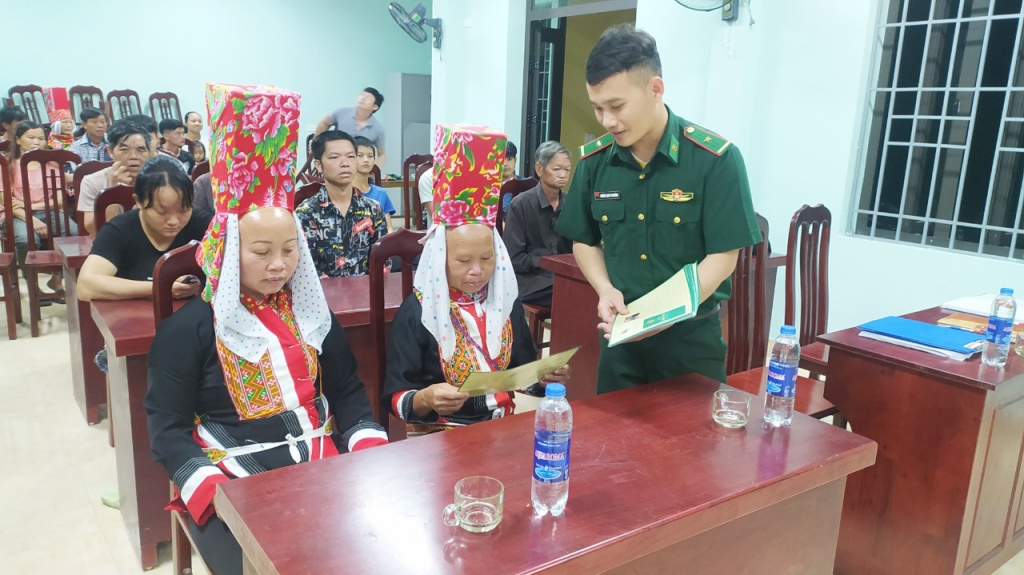 Thiếu úy Phàng Quay Phoóng tham gia tuyền truyền pháp luật cho người dân.