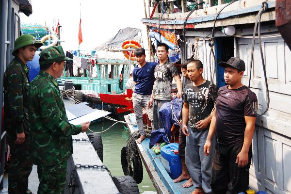 Cán bộ Đồn BP Ngọc Vừng tuyên truyền các quy định của pháp luật cho ngư dân.