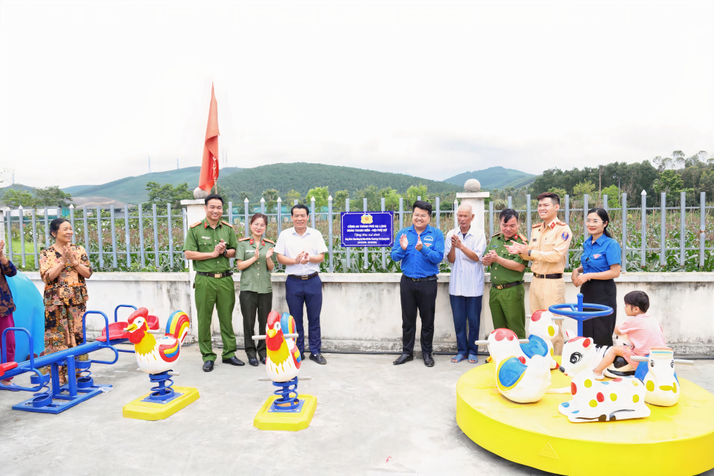 Công trình khu vui chơi tại nhà văn hóa thôn Hang Trăn (xã Tân Dân) được khánh thánh và đưa vào sử dụng.