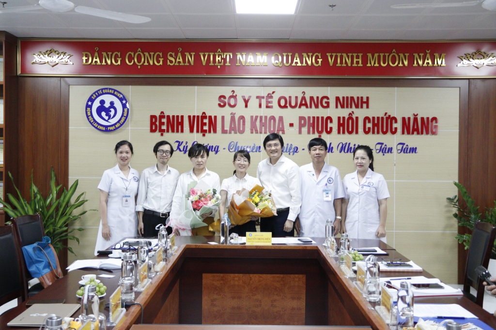 Lãnh đạo Sở Y tế Quảng Ninh, Bệnh viện Lão khoa - Phục hồi chức năng Quảng Ninh tặng hoa chào mừng chuyên gia hoạt động trị liệu Nhật Bản đến làm việc tại Quảng Ninh.