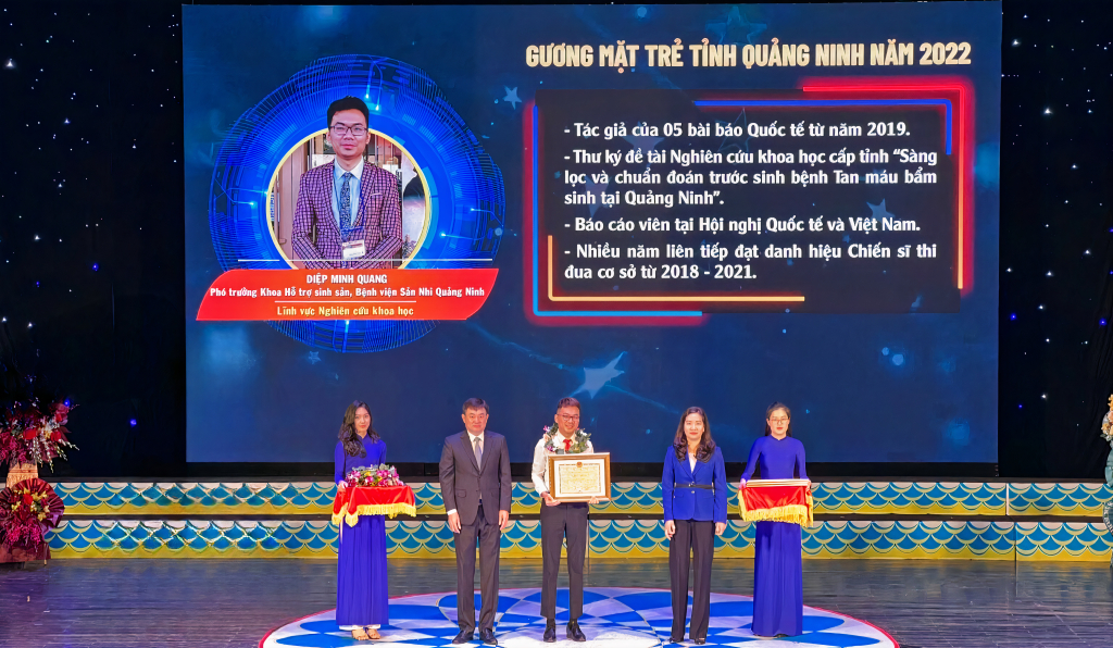 Bác sĩ Diệp Minh Quang được tuyên dương là một trong 9 gương mặt trẻ tiêu biểu của tỉnh năm 2022.
