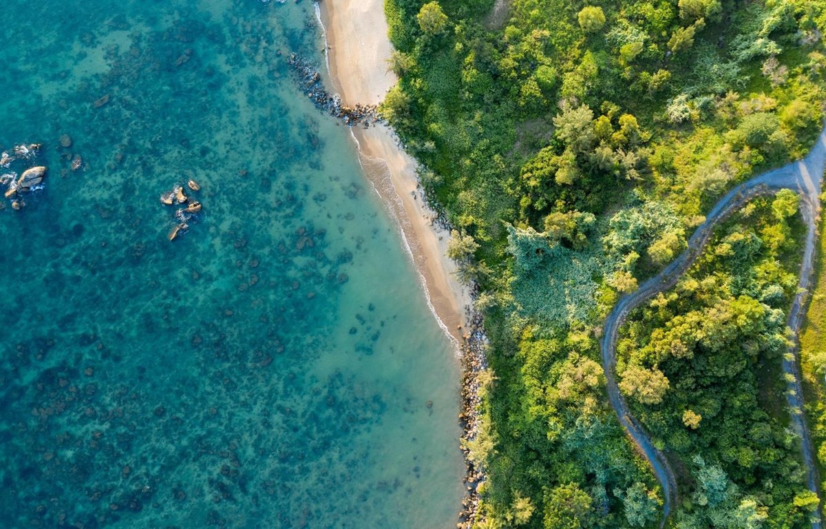 Biển xanh, nắng vàng gọi mời du khách khám phá, trải nghiệm. (Ảnh minh họa: CTV/Vietnam+)