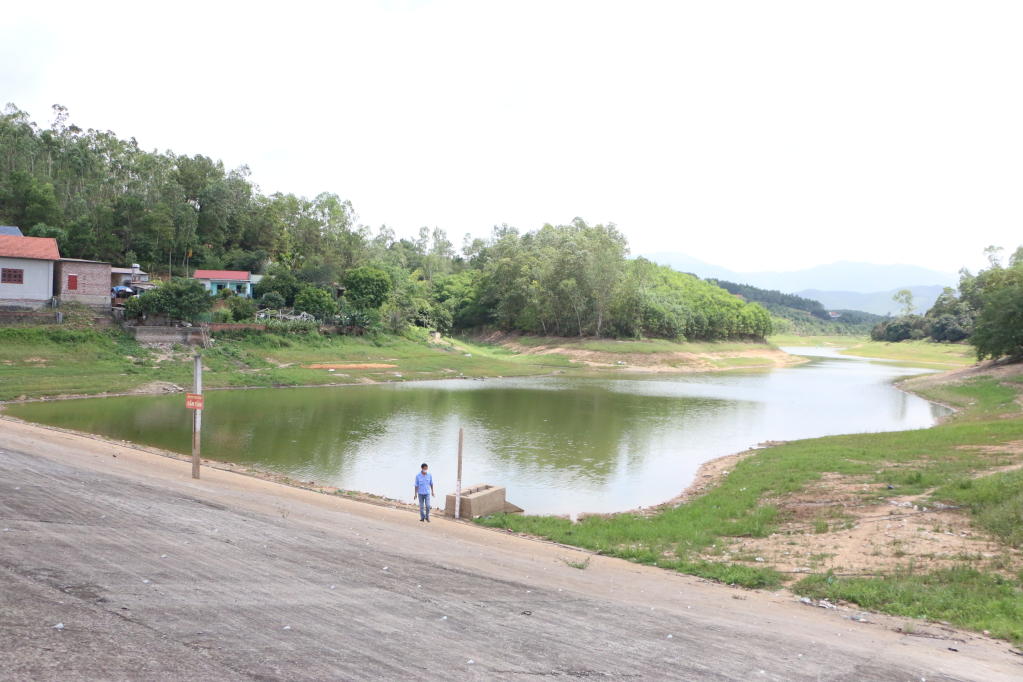 Hồ Rộc Cùng (xã Lê Lợi, TP Hạ Long) đang giảm xuống mực nước chết.