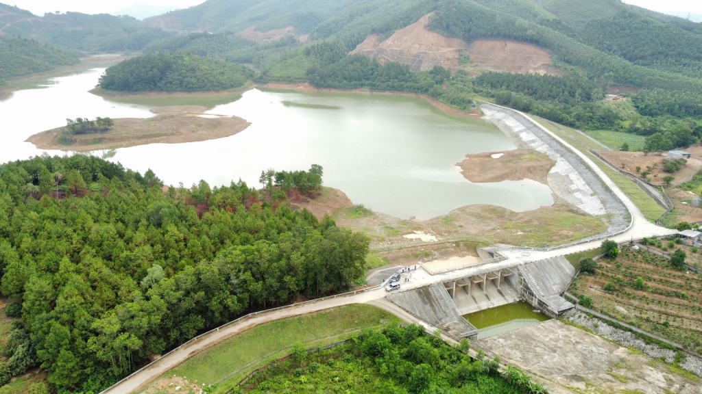 Hiện hồ Đồng Đò 1 cung cấp nước tưới tiêu cho xã Bình Khê (TX Đông Triều), mực nước giảm còn 0,7 triệu m3. Ảnh Minh Đức