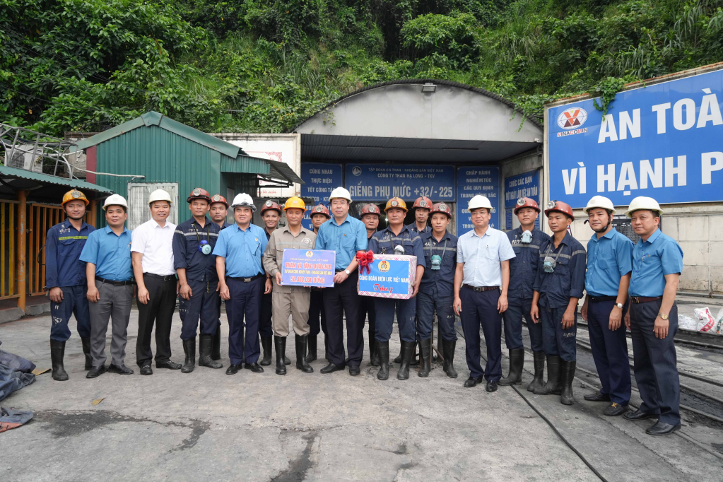 Công đoàn EVN  thăm, tặng quà động viên CBCN Phân xưởng Khai thác 7 Công ty Than Hạ Long