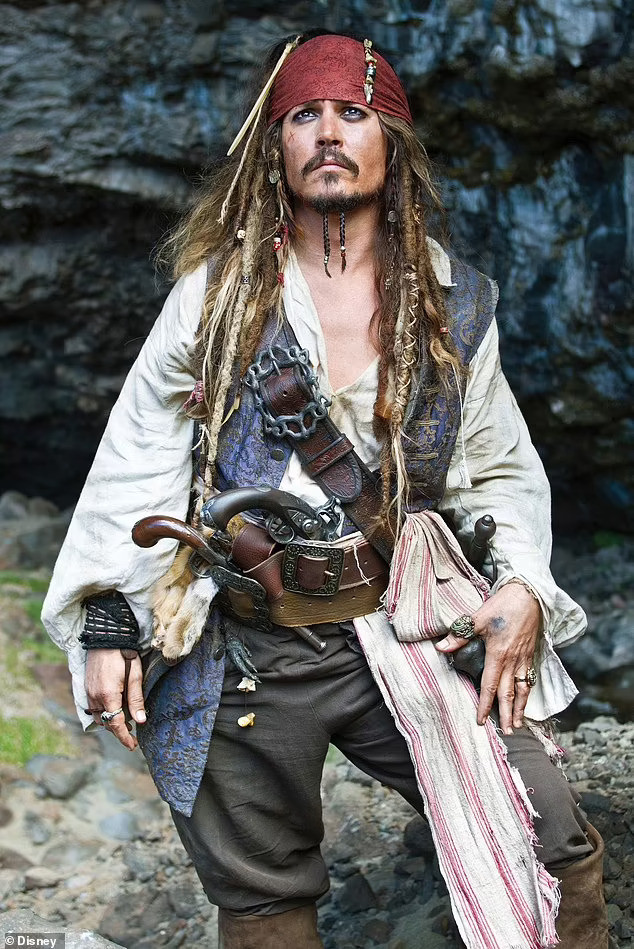 Johnny Depp từ chối làm “cướp biển” vì giận hãng Disney - Ảnh 1.