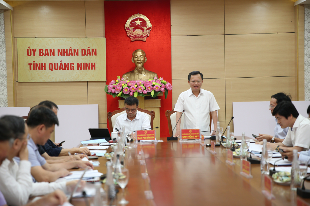 Đồng chí Cao Tường Huy, Quyền Chủ tịch UBND tỉnh phát biểu tại