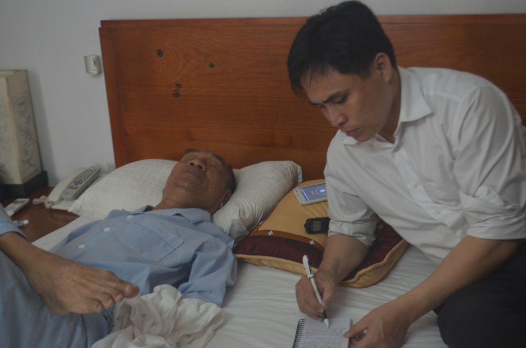 Phóng viên Trung tâm Truyền thông Quảng Ninh phỏng vấn thầy giáo Nguyễn Ngọc Ký khi ông còn tại thế.