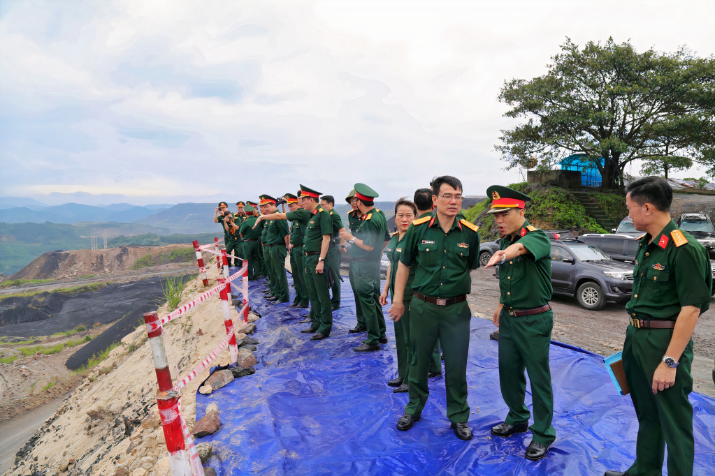 Đoàn công tác đến kiểm tra, nắm tình hình tại Công ty Khe Sim