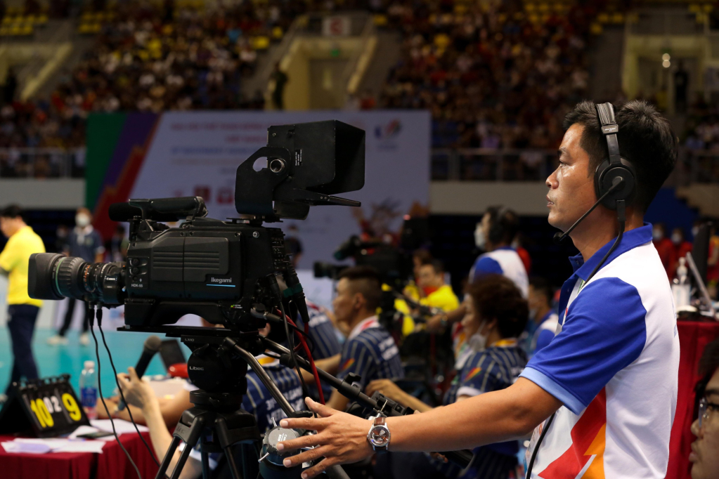 Phóng viên Trung tâm Truyền thông Quảng Ninh tham gia truyền hình trực tiếp cung cấp tín hiệu truyền hình cho nhiều kênh ở khu vực Đông Nam Á nhân dịp SEA Games 31.