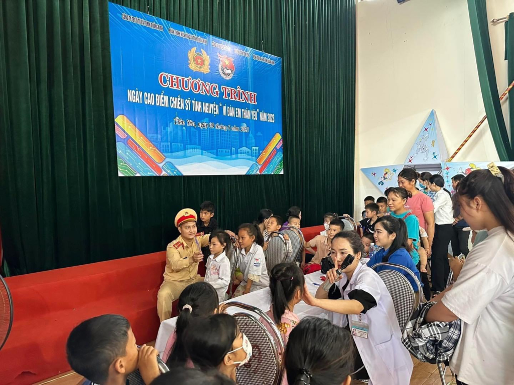Khám sàng lọc, tư vấn các bệnh về mắt cho hơn 300 trẻ em, học sinh và nhân dân huyện Tiên Yên