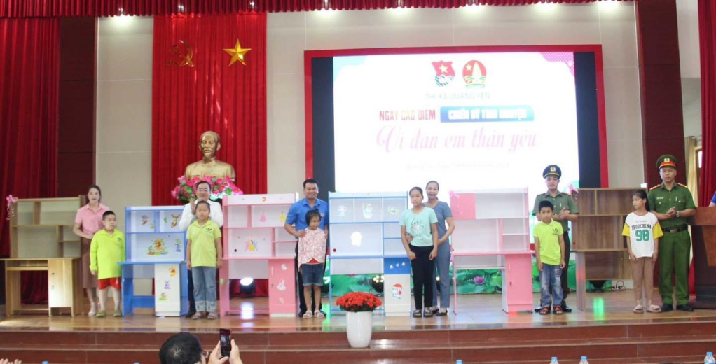 Thị đoàn Quảng Yên trao góc học tập cho các học sinh có hoàn cảnh khó khăn.