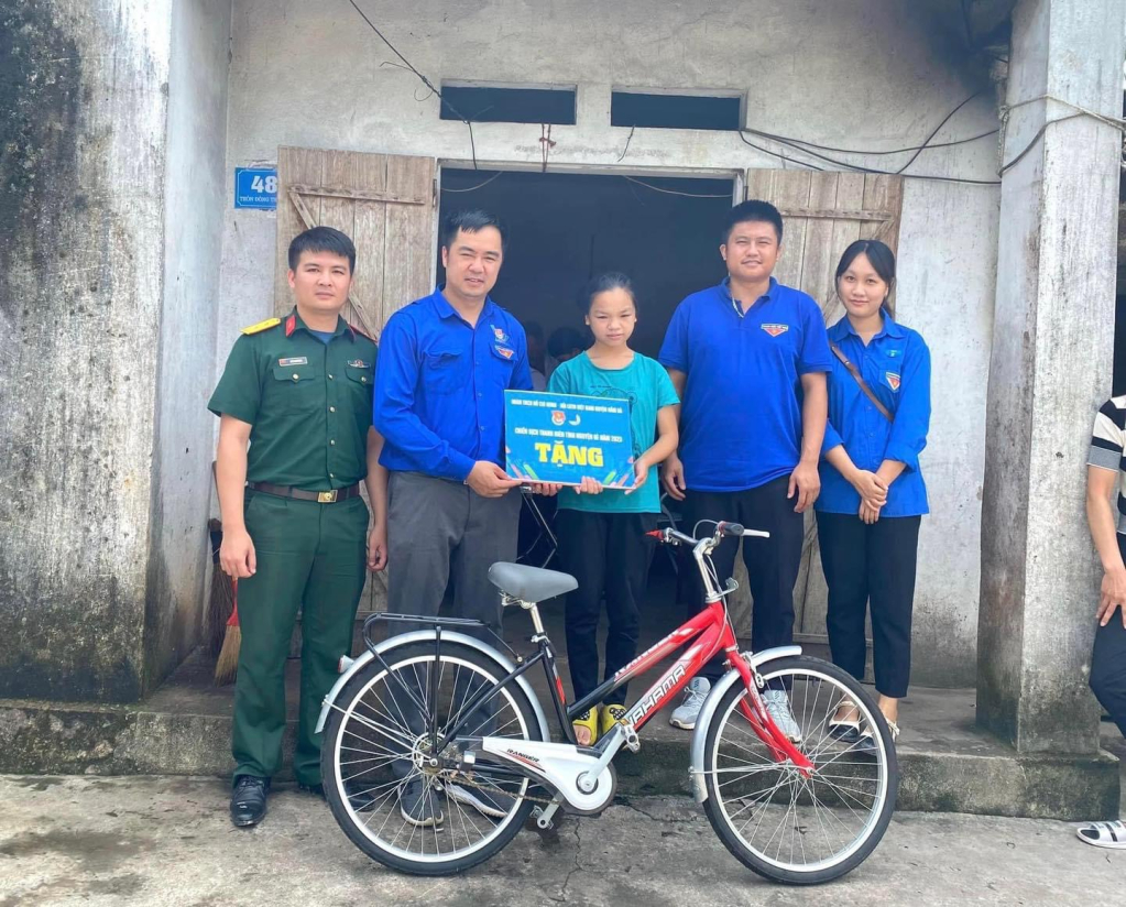 Huyện đoàn Đầm Hà trao xe đạp và nhiều phần quà ý nghĩa cho trẻ em.