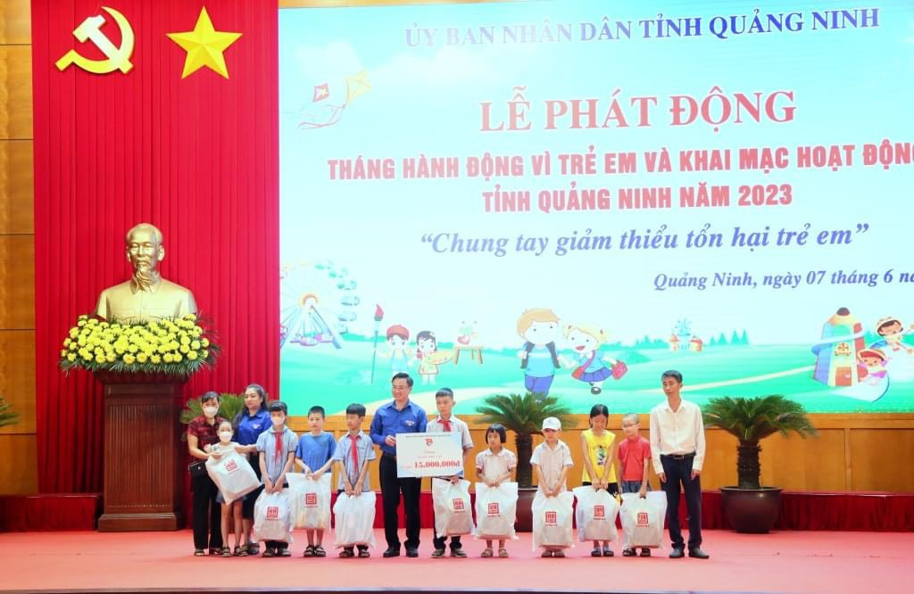 Đồng chí Hoàng Văn Hải – Bí thư Tỉnh đoàn trao góc học tập tại Lễ phát động Tháng hành động vì trẻ em tỉnh Quảng Ninh năm 2023.