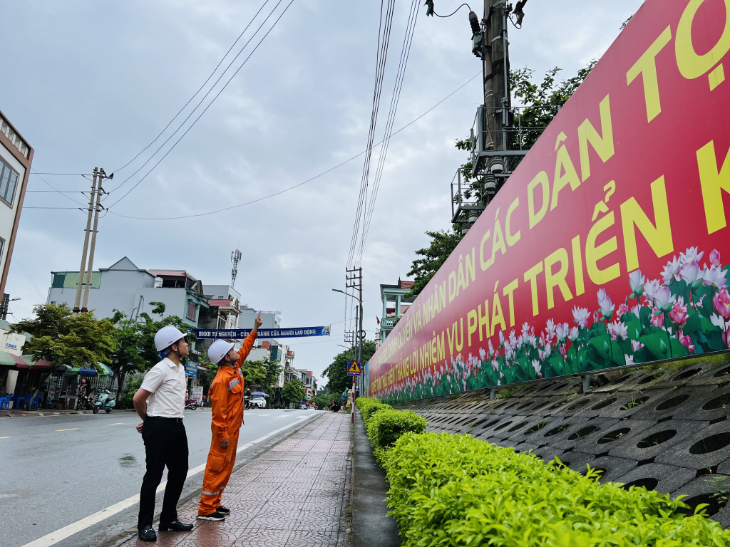 Lãnh đạo Điện lực Vân Đồn kiểm tra hệ thống lưới điện.