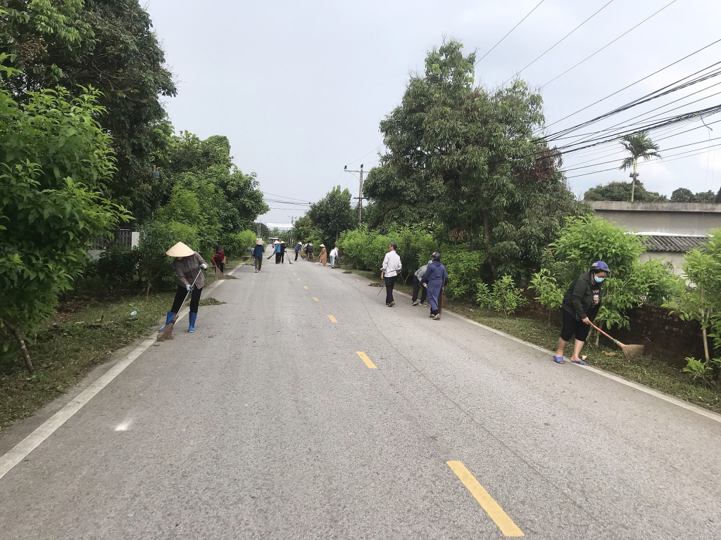 Đông đảo cán bộ và nhân dân tham gia vệ sinh môi trường tại xã Quảng Thành