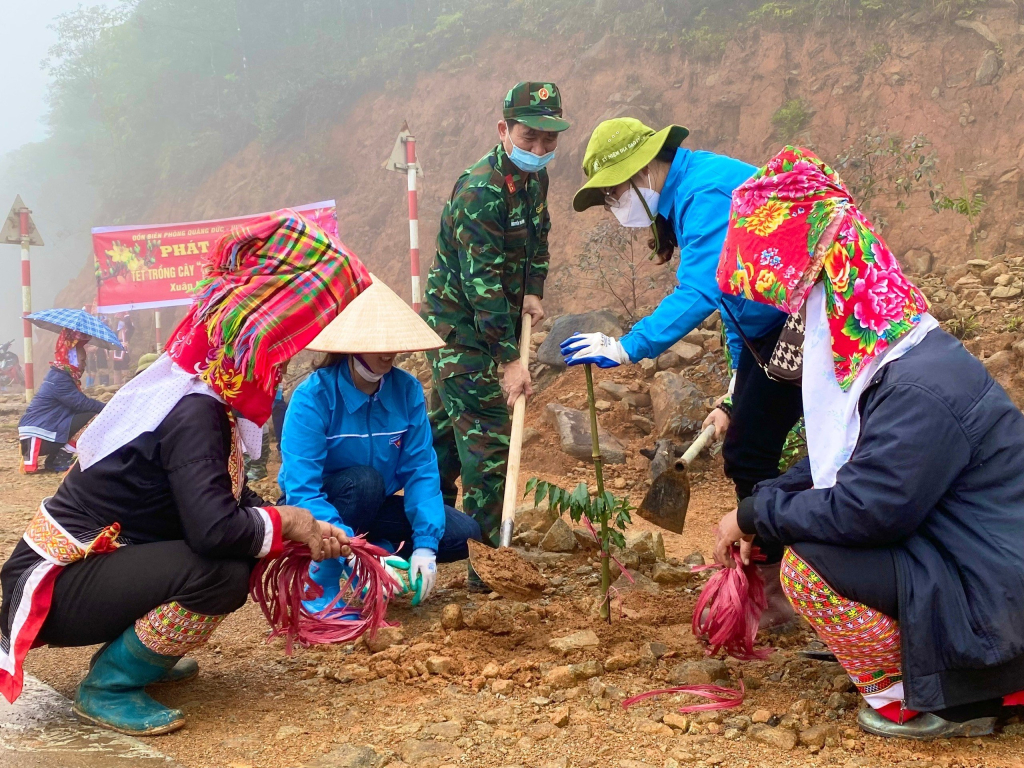 Cán bộ, chiến sĩ và người dân xã Quảng Đức trồng cây ven đường liên thôn hưởng ứng nhân dịp xuân Quỹ Mão 2023.