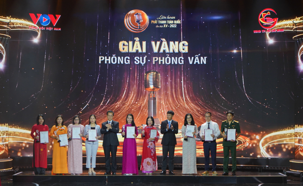 Đại diện Trung tâm Truyền thông Quảng Ninh (thứ 4 từ trái sang) nhận giải vàng cho phóng sự