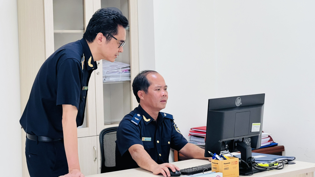 Ông Trương Ngọc Quảng, Chủ tịch Công đoàn Chi cục Hải quan cửa khẩu cảng Hòn Gai triển khai việc học và làm theo Bác tới từng CC-NLĐ.