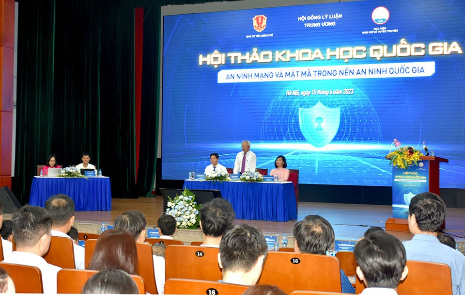 Đoàn chủ tịch điều hành Hội thảo: GS, TS. Tạ Ngọc Tấn, Nguyên Uỷ viên Trung ương Đảng, Phó Chủ tịch Thường trực Hội đồng Lý luận Trung ương; TS. Nguyễn Hữu Hùng, Phó Trưởng Ban Cơ yếu Chính phủ và PGS, TS. Nguyễn Thị Trường Giang, Phó Giám đốc Học viện Báo chí và Tuyên truyền, Chủ nhiệm Đề tài KX04-32/21-25.