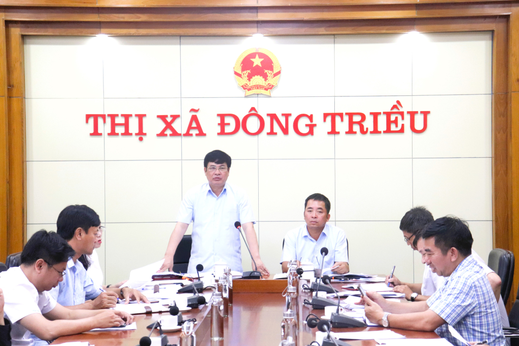 Ông Nguyễn Khắc Dũng, Phó Chủ tịch UBND TX Đông Triều thông tin về công tác tổ chức Hội bơi.