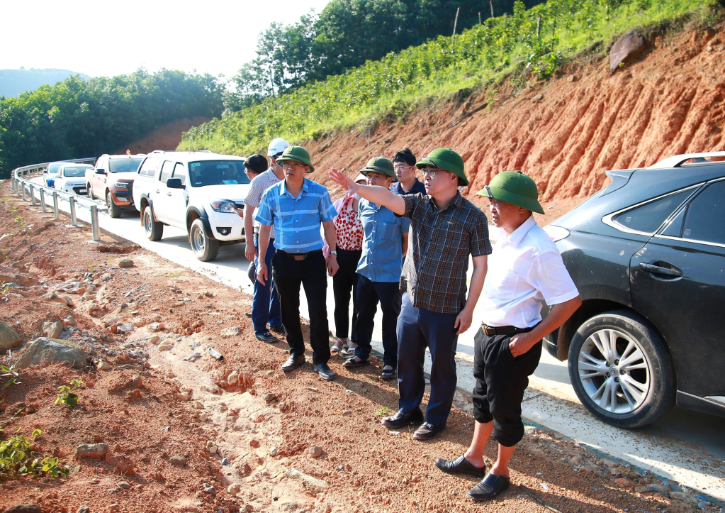Đồng chí Nguyễn Chí Thành, Bí thư Huyện ủy Tiên Yên (thứ 2 bên phải), chỉ đạo, kiểm tra tiến độ thi công đường Đại Dực - Đại Thành.