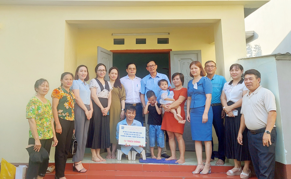 Lãnh đạo Hội Bảo trợ NKT-TMC tỉnh cùng Ban Xúc tiến và Hỗ trợ đầu tư tỉnh, chính quyền địa phương trao đỡ đầu cho gia đình 2 anh em Đinh Khắc Khôi và em Đinh Thị Yến Nhi (khu 4A, phường Hà Phong, TP Hạ Long) tháng 5/2023.
