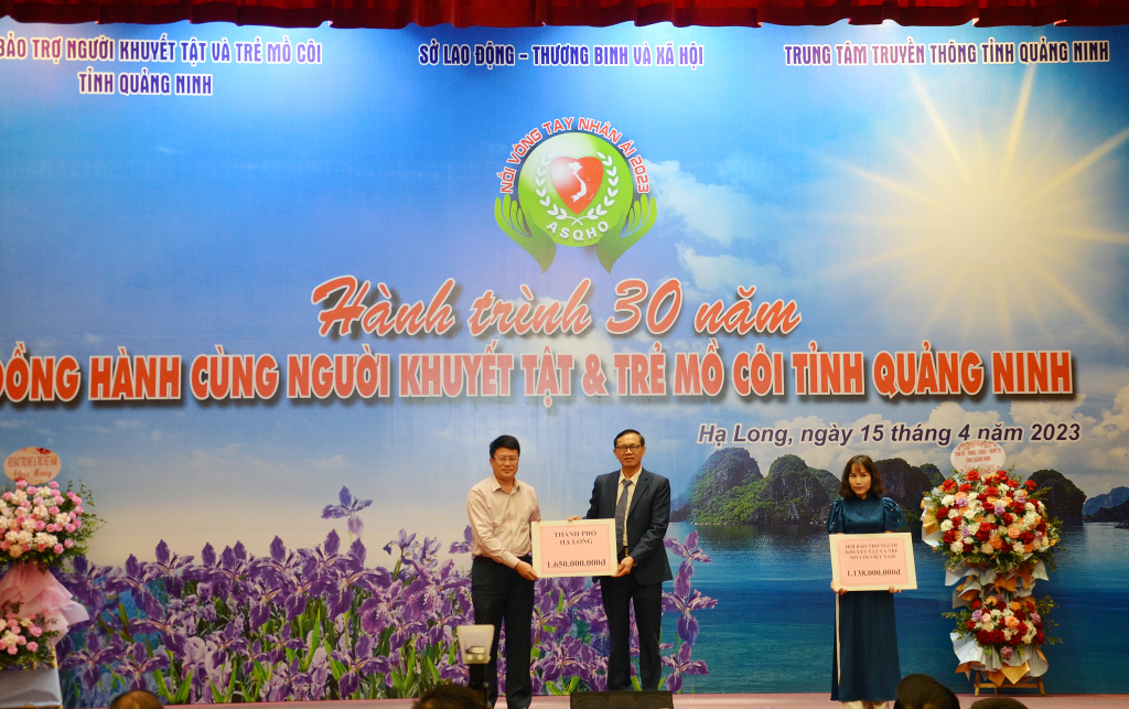 Thành phố Hạ Long ủng hộ Quỹ bảo trợ NKT&TMC tỉnh tại lễ phát động “Nối vòng tay nhân ái vì người khuyết tật và trẻ mồ côi Quảng Ninh” năm 2023.