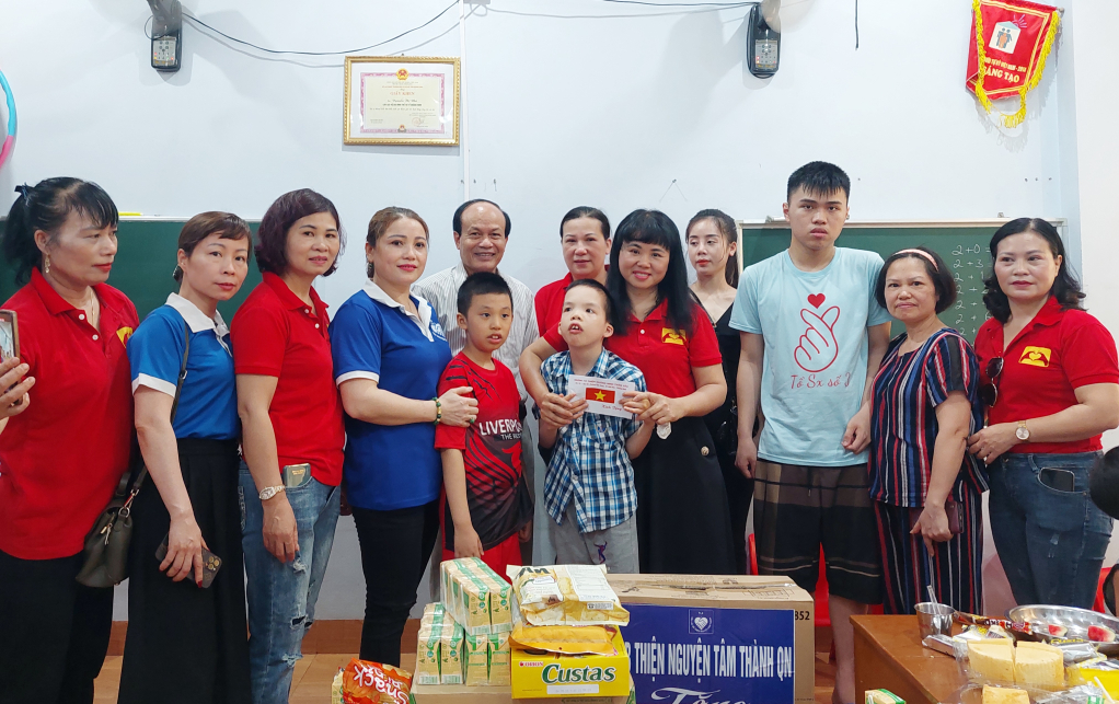 Nhóm từ thiện Quảng Ninh thân yêu tặng quà cho trẻ em tại doanh nghiệp tư nhân Hỗ trợ giáo dục người tự kỷ Quảng Ninh (TP Hạ Long) đầu tháng 6/2023.