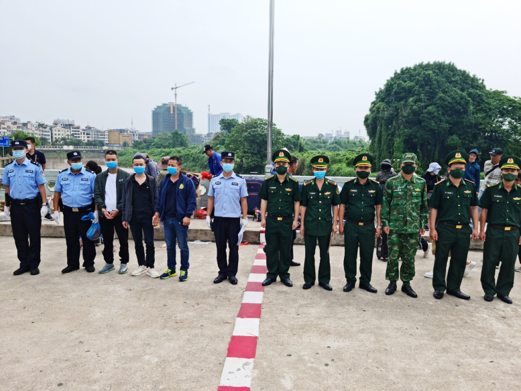 Ba công dân Trung Quốc nhập cảnh trái phép vào Việt Nam từ ngày 9/6/2023 được lực lượng Biên phòng TP Móng Cái phát hiện, trao trả theo đúng quy định.