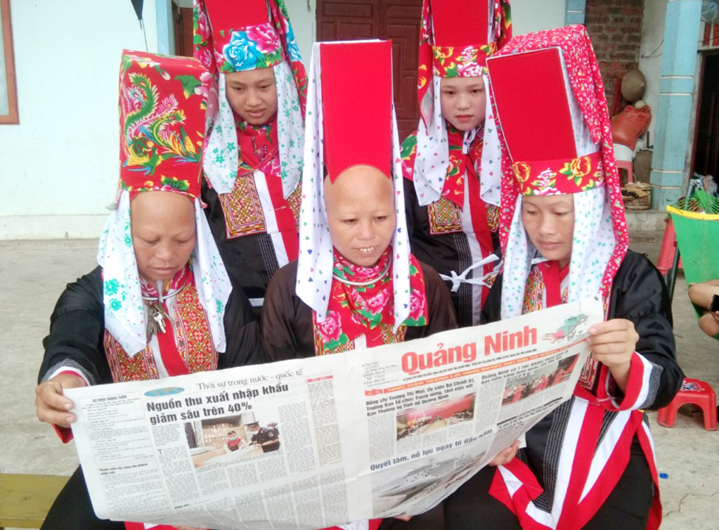 Người dân thôn Ngàn Vàng Trên, xã Đồng Tâm, huyện Bình Liêu đọc Báo Quảng Ninh.