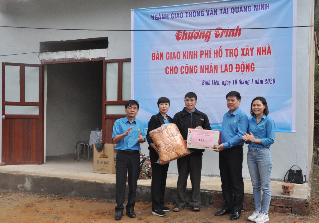 Công đoàn GTVT trao hỗ trợ xây Mái ấm công đoàn và tặng quà cho gia đình anh Tằng Dẩu Nhàn.