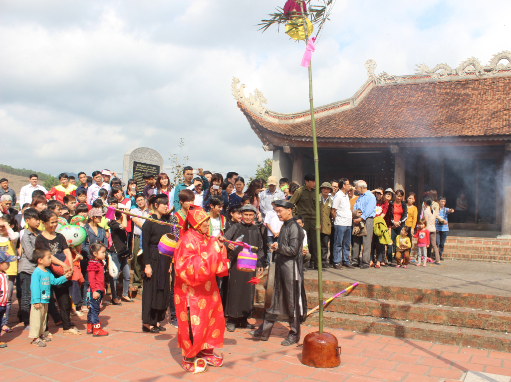 Nghi lễ dựng cây nêu trong lễ hội đình Làng Dạ.