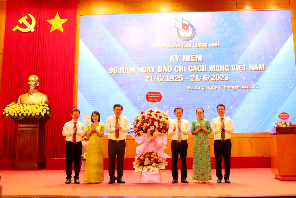 Đồng chí Cao Tường Huy, Quyền Chủ tịch UBND tỉnh Quảng Ninh, tặng hoa chúc mừng tại buổi lễ.