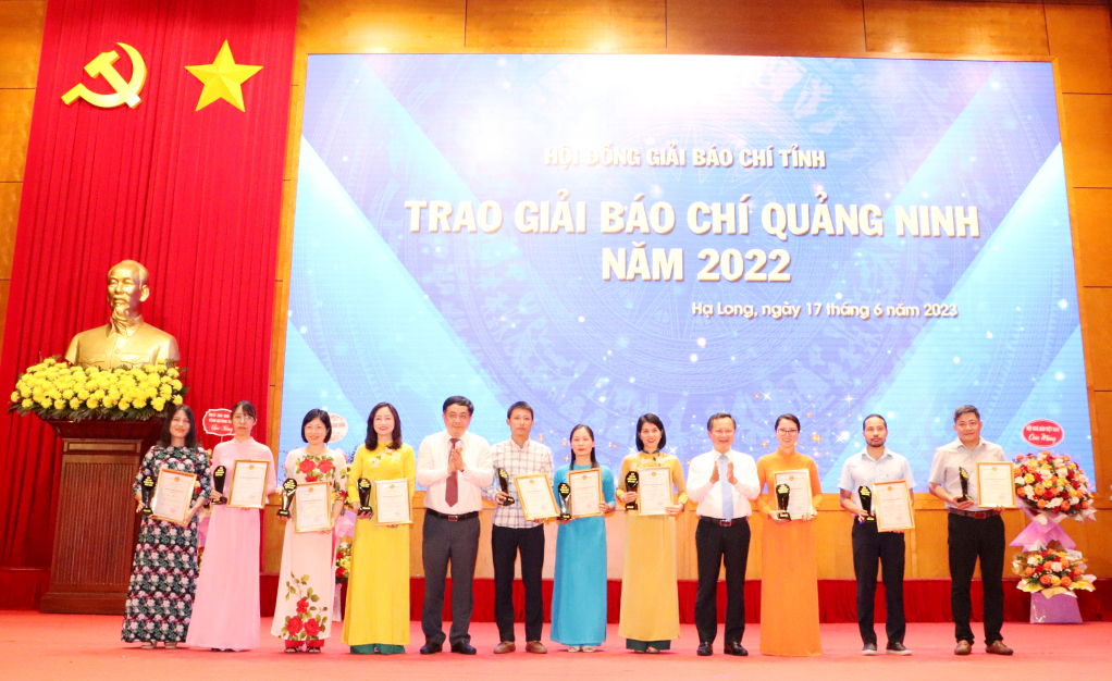 Đồng chí Cao Tường Huy, Quyền Chủ tịch UBND tỉnh và đồng chí Mai Vũ Tuấn, Chủ tịch Hội Nhà báo tỉnh, Giám đốc Trung tâm Truyền thông tỉnh trao giải Nhất cho các tác giả đoạt giải.