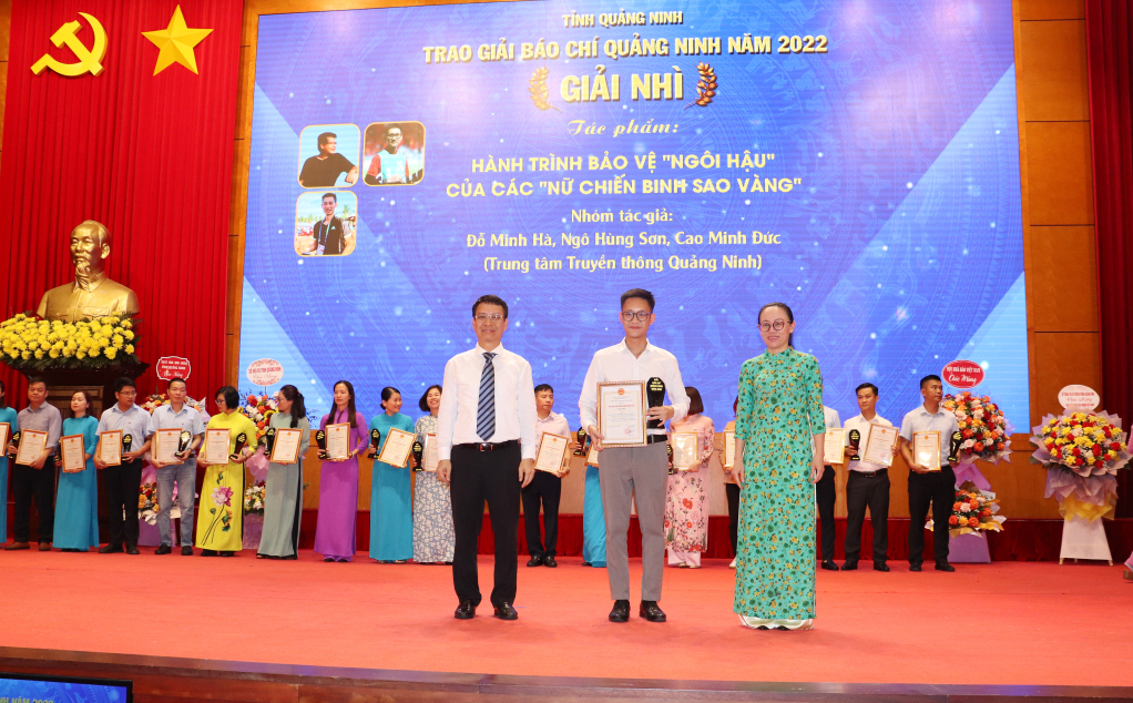 Hội Nhà báo tỉnh trao giải Nhì cho các tác giả đoạt giải.