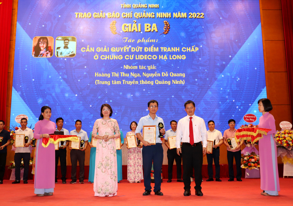 Hội Nhà báo tỉnh trao giải Ba cho các tác giả đoạt giải.