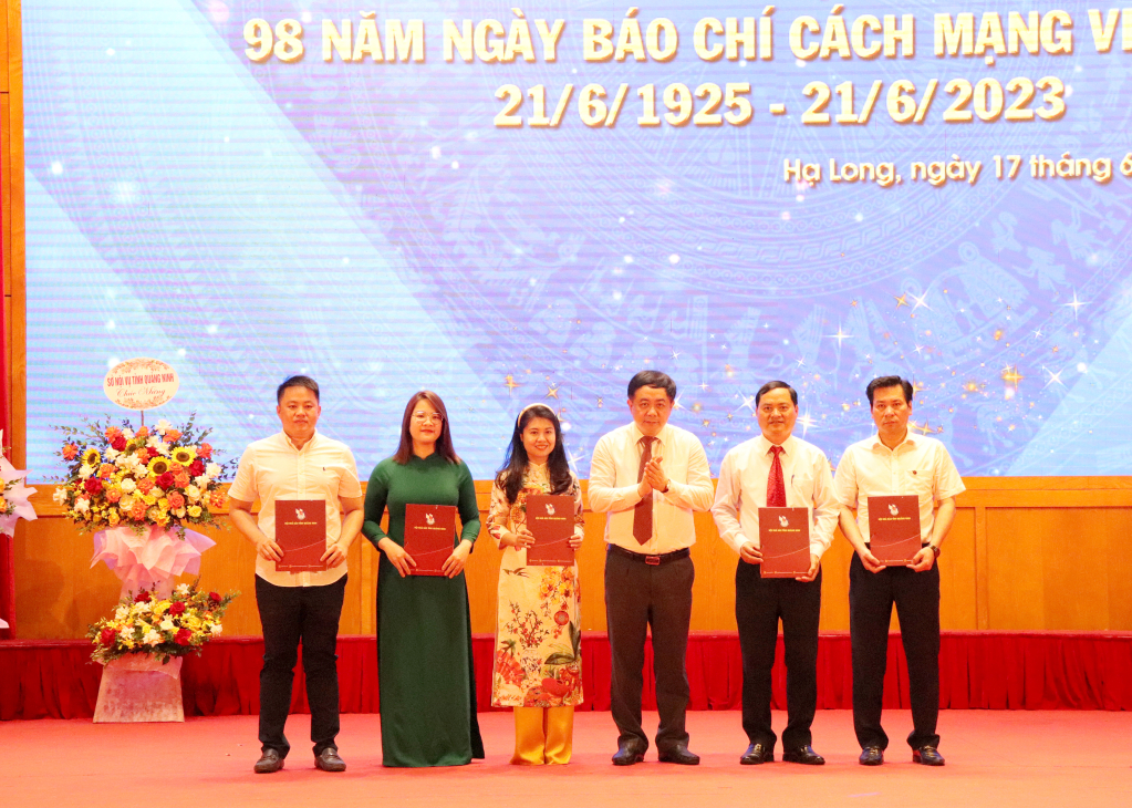 Nhà báo Mai Vũ Tuấn, Chủ tịch Hội Nhà báo tỉnh, Giám đốc Trung tâm Truyền thông tỉnh Quảng Ninh, trao quyết định chuẩn y kết nạp, trao thẻ hội viên cho các hội viên nhà báo mới.