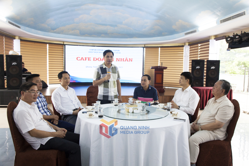 Đồng chí Vũ Văn Diện, Phó Chủ tịch UBND tỉnh trao đổi với các doanh nghiệp tại chương trình cafe Doanh nhân cuối tuần