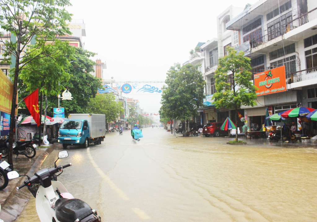 Các lực lượng chức năng ứng phó sự cố mưa bão gây ngập lụt trên địa bàn huyện Vân Đồn.